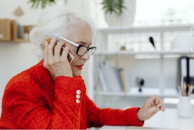Starsza kobieta rozmawia przez telefon 