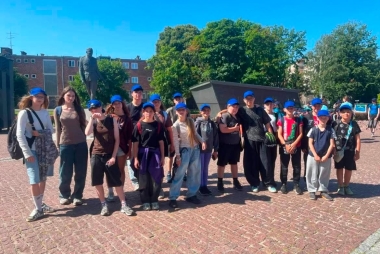 Grupa dzieci pozuje do zdjęcia